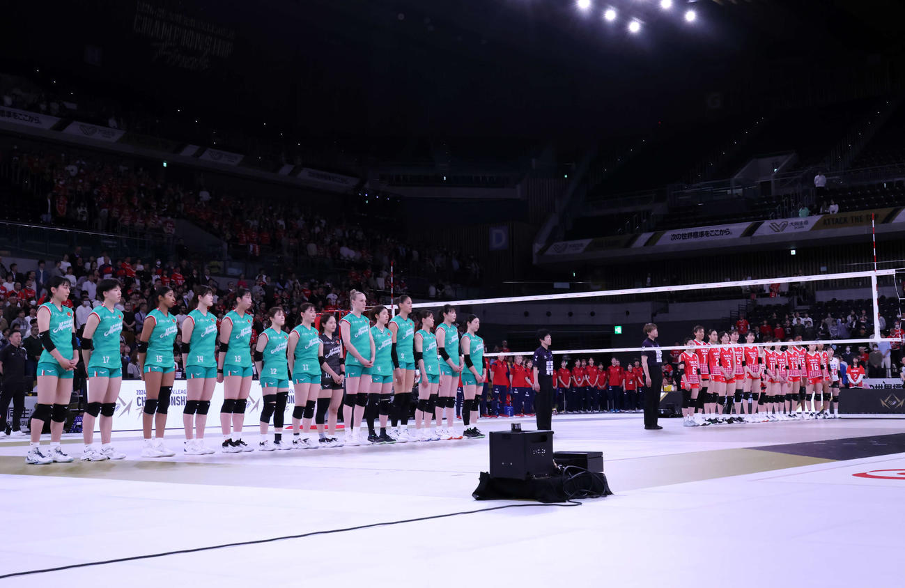 SVリーグ女子チャンピオンシップファイナル　ゲーム1　大阪MV対NEC川崎　試合前、整列した両チームの選手（撮影・山本朝陽）