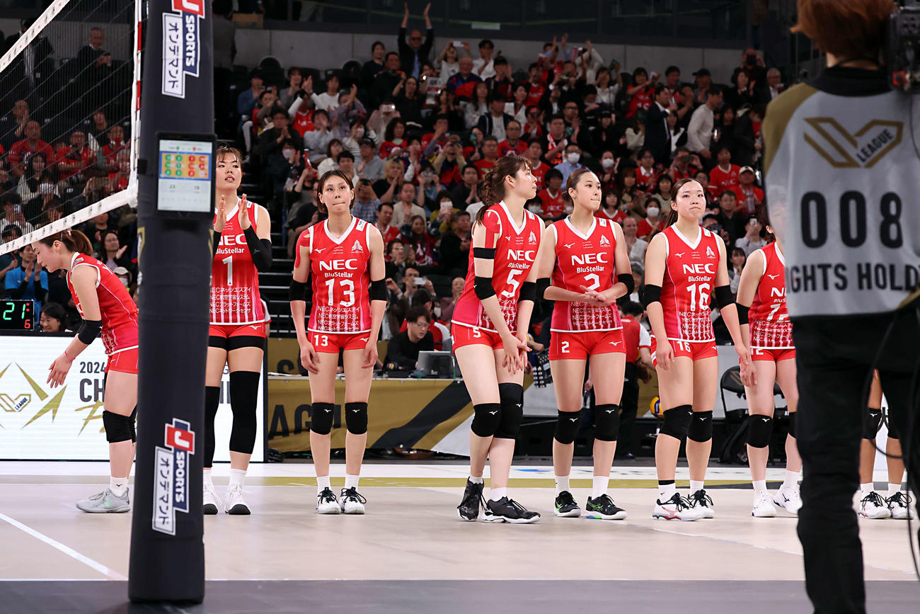 SVリーグ女子チャンピオンシップファイナル　ゲーム1　大阪MV対NEC川崎　NEC川崎は試合に敗れ、苦い表情で観客にあいさつを（撮影・山本朝陽）