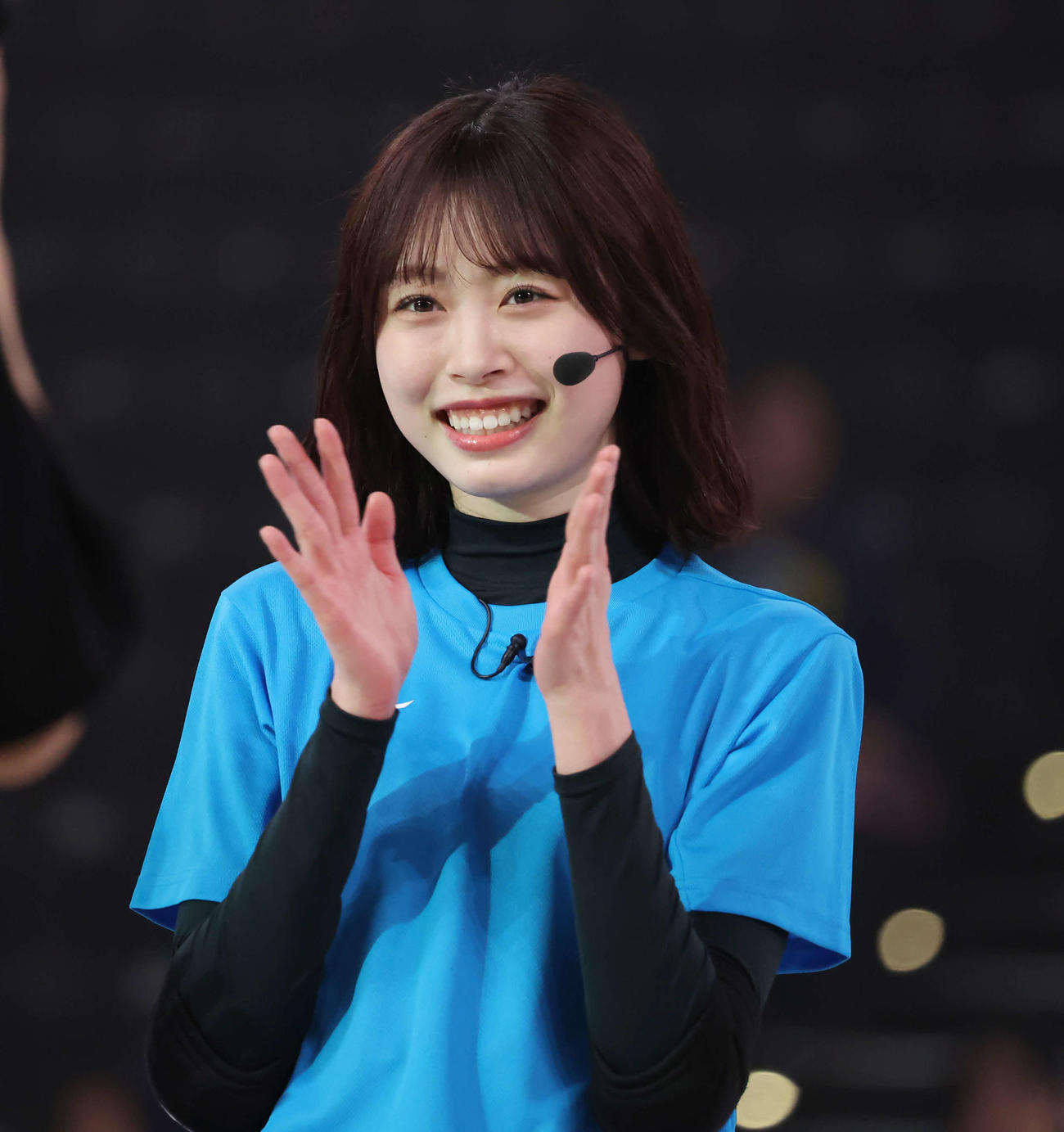SVリーグ女子チャンピオンシップファイナル　ゲーム1　大阪MV対NEC川崎　試合前のイベントに登場した日向坂46・高橋未来虹（撮影・山本朝陽）