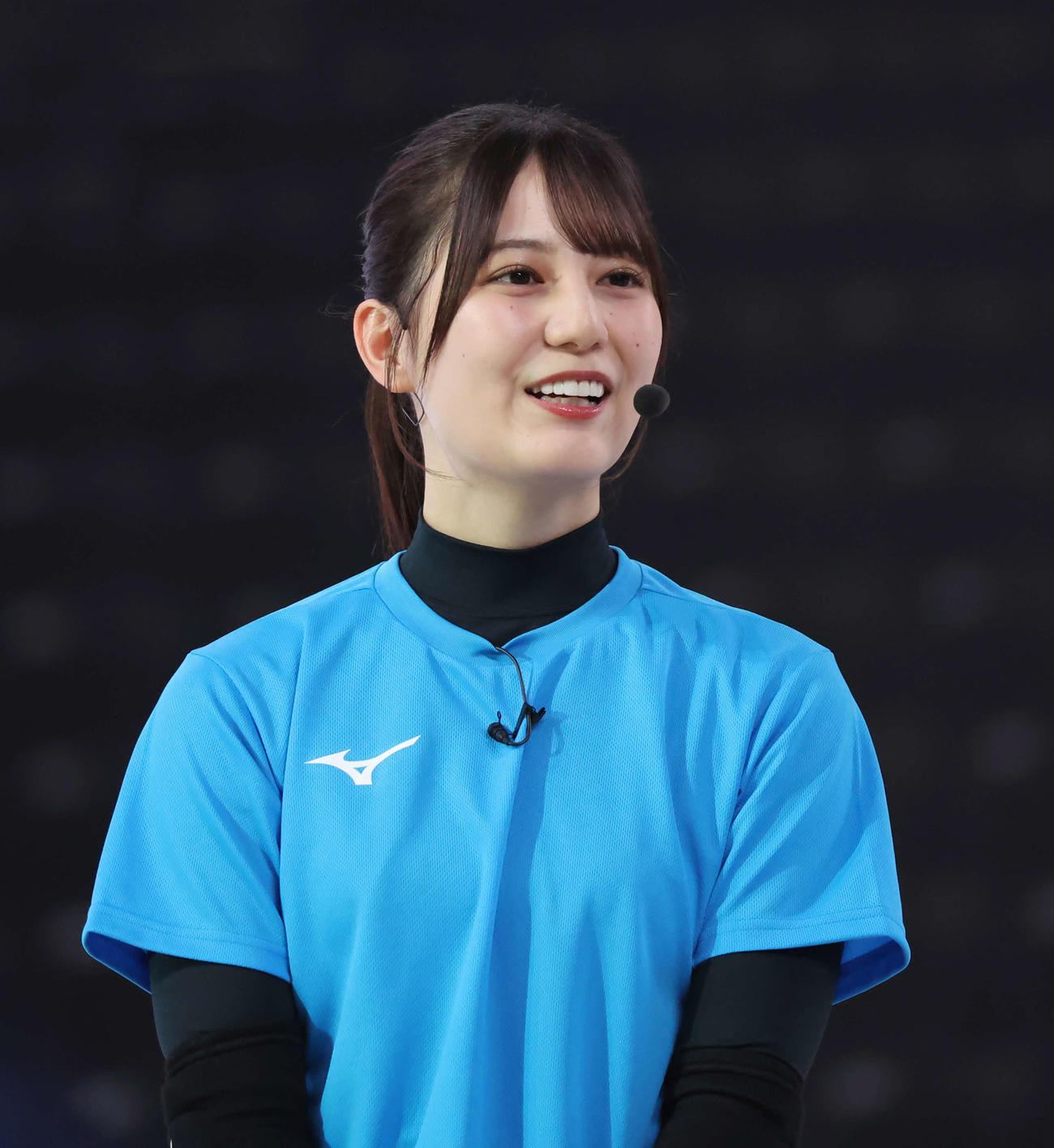 SVリーグ女子チャンピオンシップファイナル　ゲーム1　大阪MV対NEC川崎　試合前のイベントに登場した日向坂46・小坂菜緒（撮影・山本朝陽）