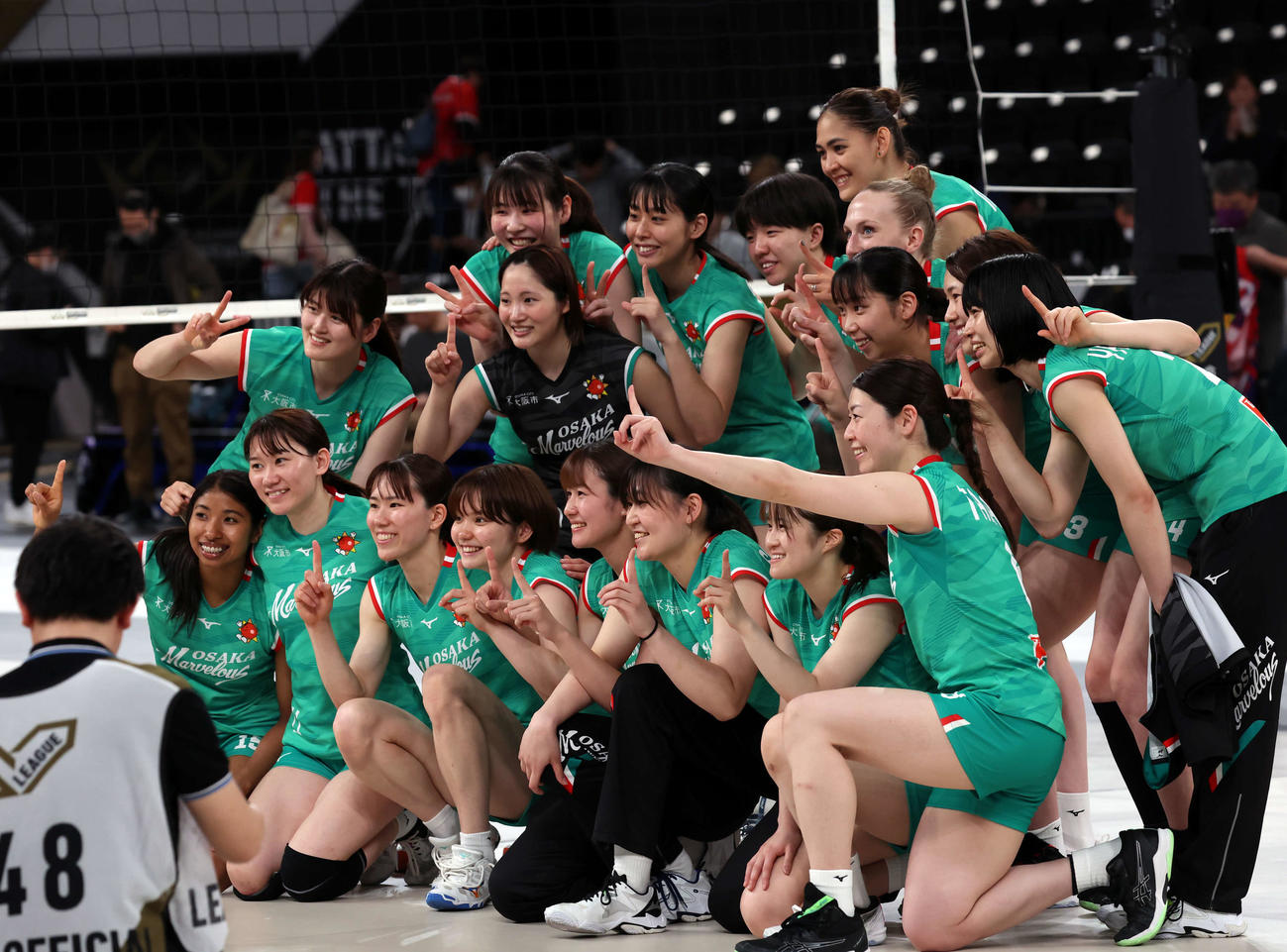 SVリーグ女子チャンピオンシップファイナル　ゲーム1　大阪MV対NEC川崎　試合に勝利し、記念撮影を行う大阪MV（撮影・山本朝陽）