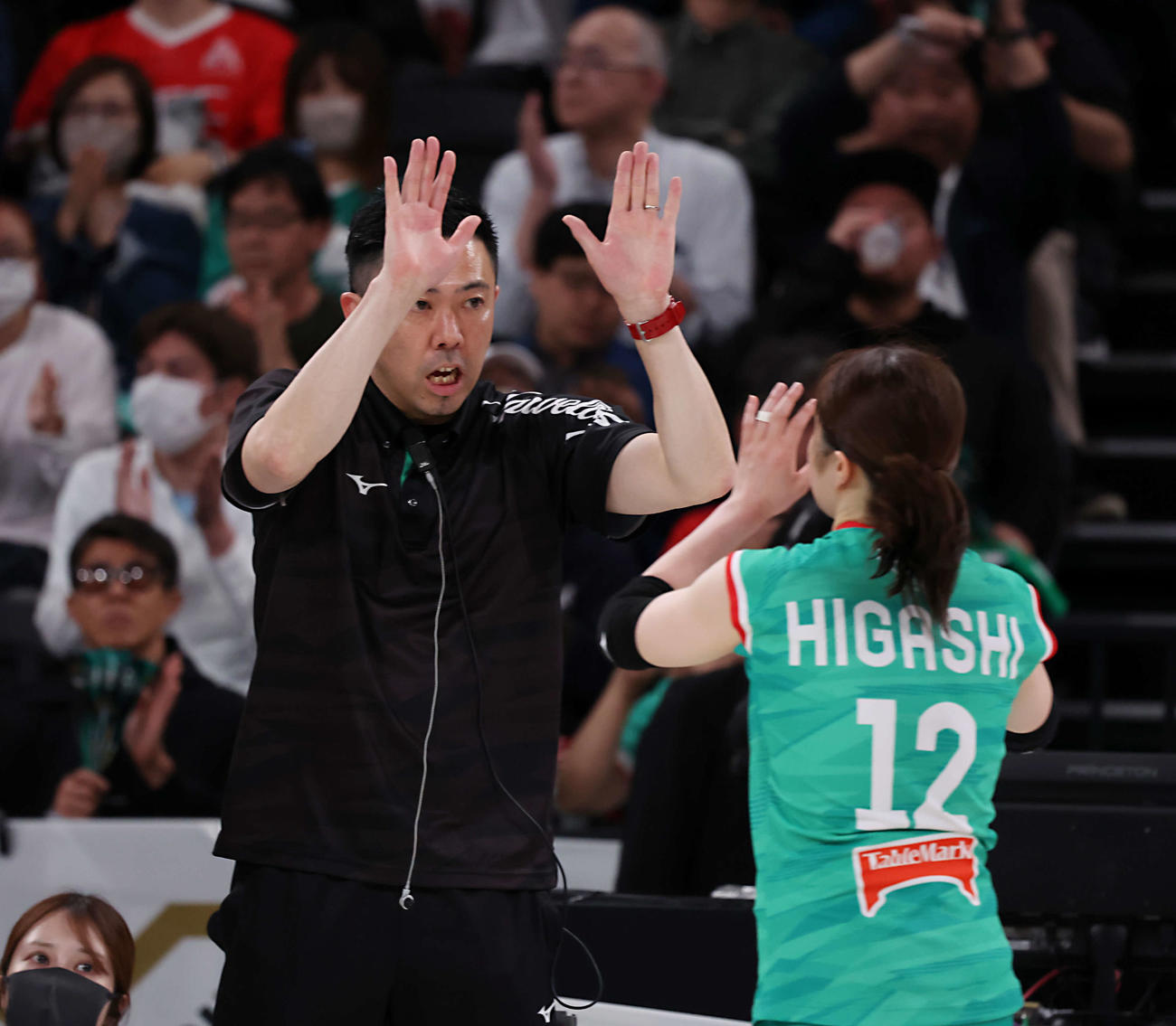 SVリーグ女子チャンピオンシップファイナル　ゲーム1　大阪MV対NEC川崎　試合後インタビューに答える大阪MV・酒井ヘッドコーチ（左）（撮影・山本朝陽）