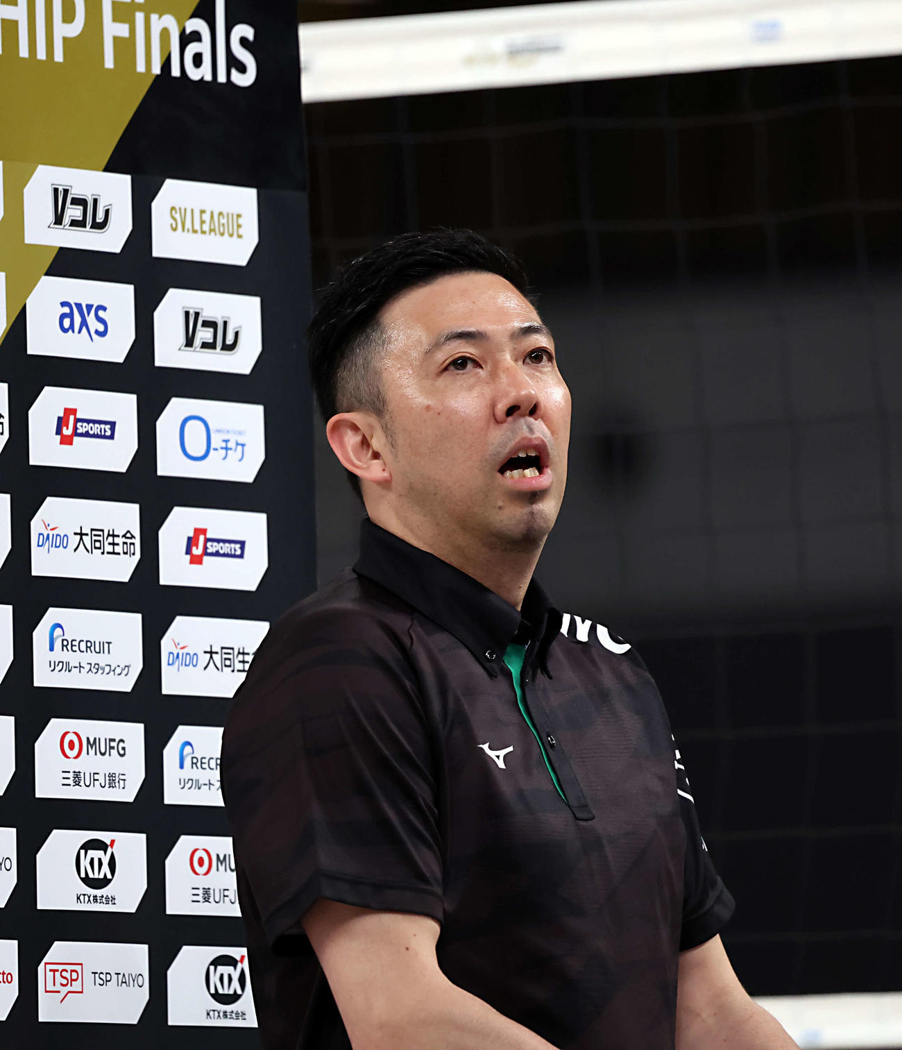 SVリーグ女子チャンピオンシップファイナル　ゲーム1　大阪M対NEC川崎　試合後インタビューに答える大阪M・酒井大祐ヘッドコーチ（撮影・山本朝陽）