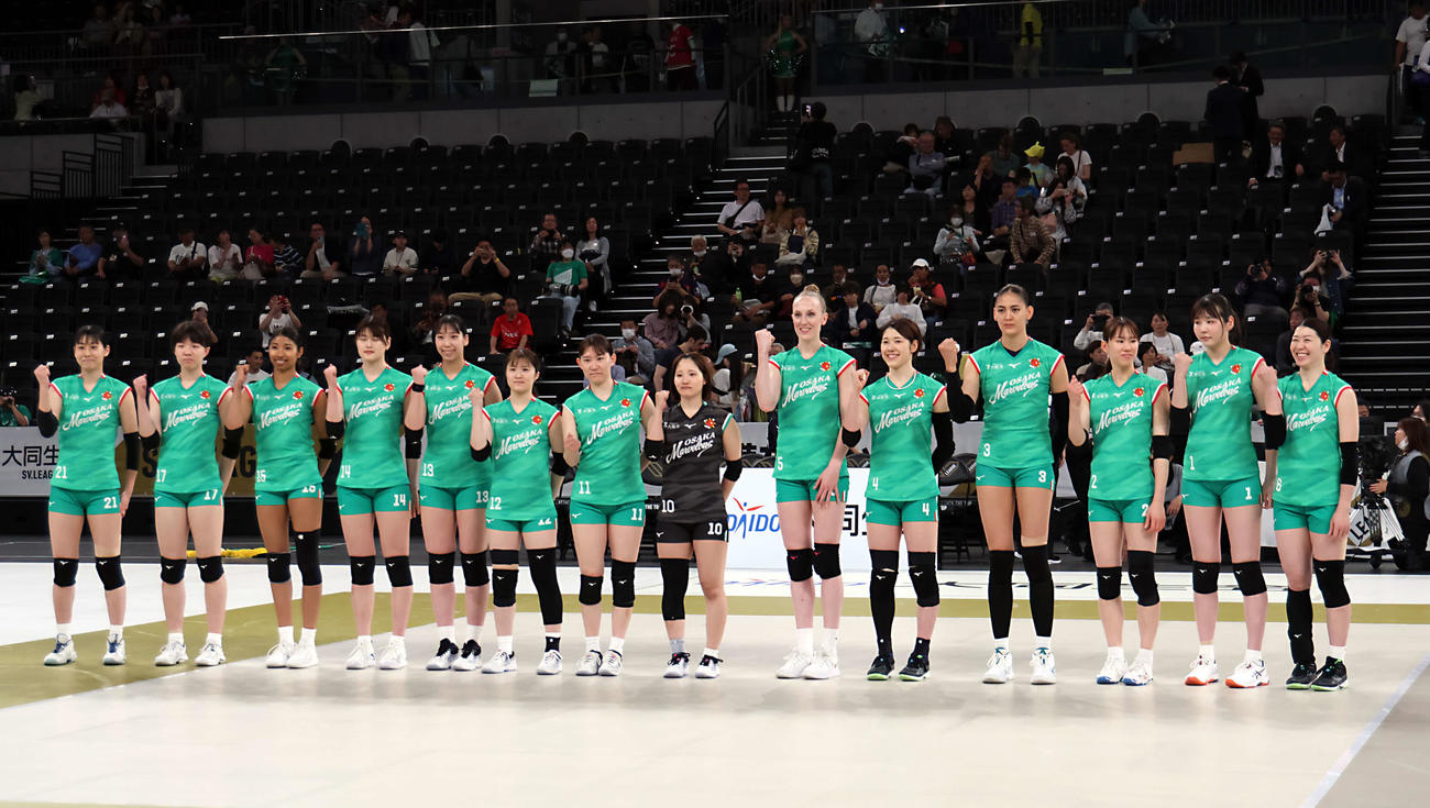 SVリーグ女子チャンピオンシップファイナル　ゲーム2　大阪M対NEC川崎　試合前に記念撮影を行う大阪M（撮影・山本朝陽）