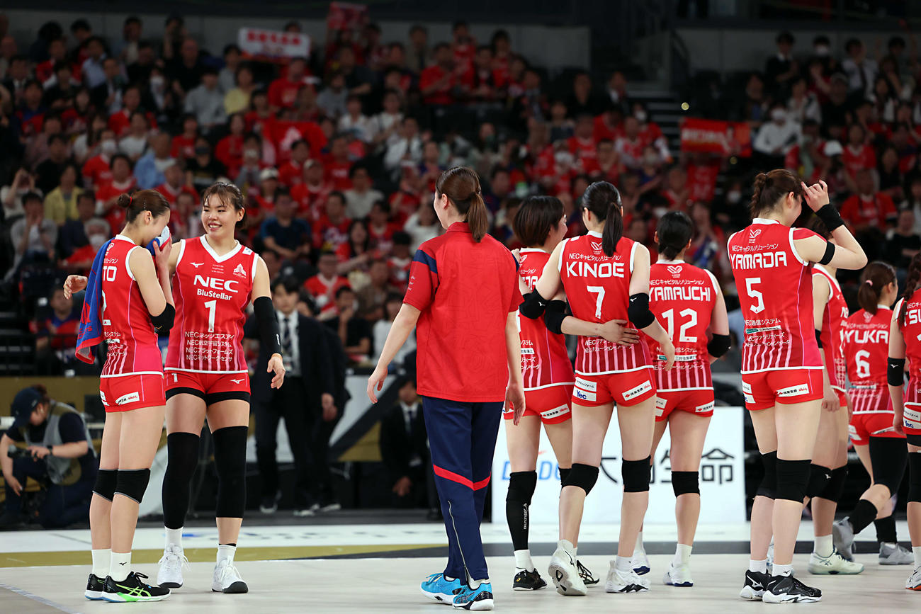 SVリーグ女子チャンピオンシップファイナル　ゲーム2　大阪M対NEC川崎　川崎は大阪Mに敗れ優勝を逃し、下を向いた（撮影・山本朝陽）