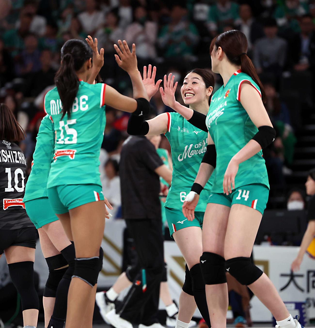 SVリーグ女子チャンピオンシップファイナル　ゲーム2　大阪M対NEC川崎　第3セット、大阪Mは得点後ハイタッチを行う（撮影・山本朝陽）