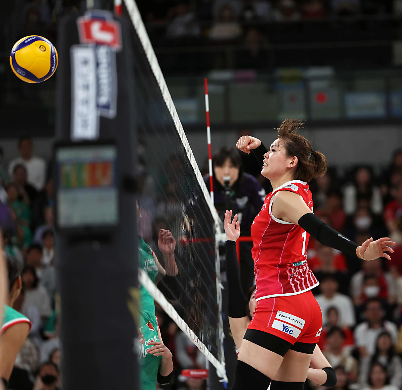 SVリーグ女子チャンピオンシップファイナル　ゲーム2　大阪M対NEC川崎　第3セット、川崎の島村はアタックを打ち込む（撮影・山本朝陽）