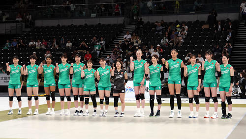 SVリーグ女子チャンピオンシップファイナル　ゲーム2　大阪M対NEC川崎　試合前に記念撮影を行う大阪M（撮影・山本朝陽）