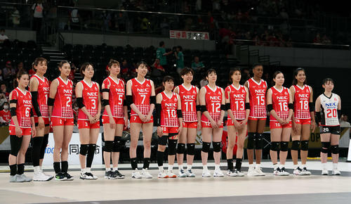 SVリーグ女子チャンピオンシップファイナル　ゲーム2　大阪M対NEC川崎　試合前に撮影を行う川崎（撮影・山本朝陽）