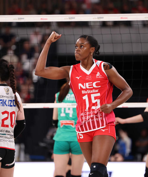 SVリーグ女子チャンピオンシップファイナル　ゲーム2　大阪M対NEC川崎　第2セット、得点後ガッツポーズをする川崎のロレイナ（撮影・山本朝陽）