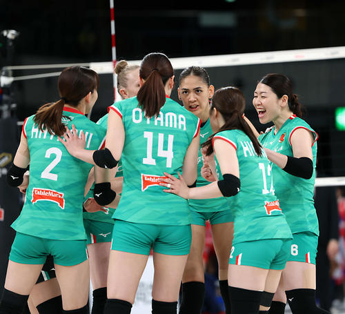 SVリーグ女子チャンピオンシップファイナル　ゲーム2　大阪M対NEC川崎　第1セット、大阪Mは得点し喜ぶ（撮影・山本朝陽）