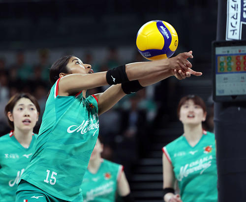 SVリーグ女子チャンピオンシップファイナル　ゲーム2　大阪M対NEC川崎　第3セット、大阪Mの宮部はレシーブをする（撮影・山本朝陽）