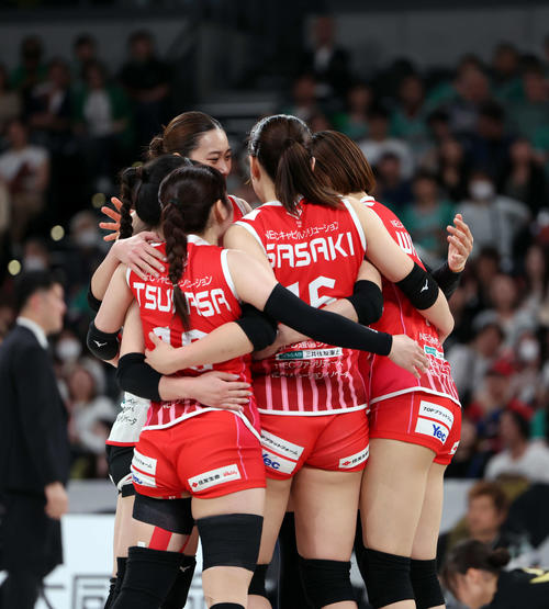 SVリーグ女子チャンピオンシップファイナル　ゲーム2　大阪M対NEC川崎　第2セット、得点し喜ぶ川崎（撮影・山本朝陽）