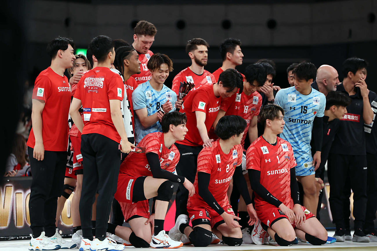 SVリーグ男子チャンピオンシップファイナル　ゲーム1　サントリー対愛知　試合に勝利し記念撮影を行うサントリー（撮影・山本朝陽）
