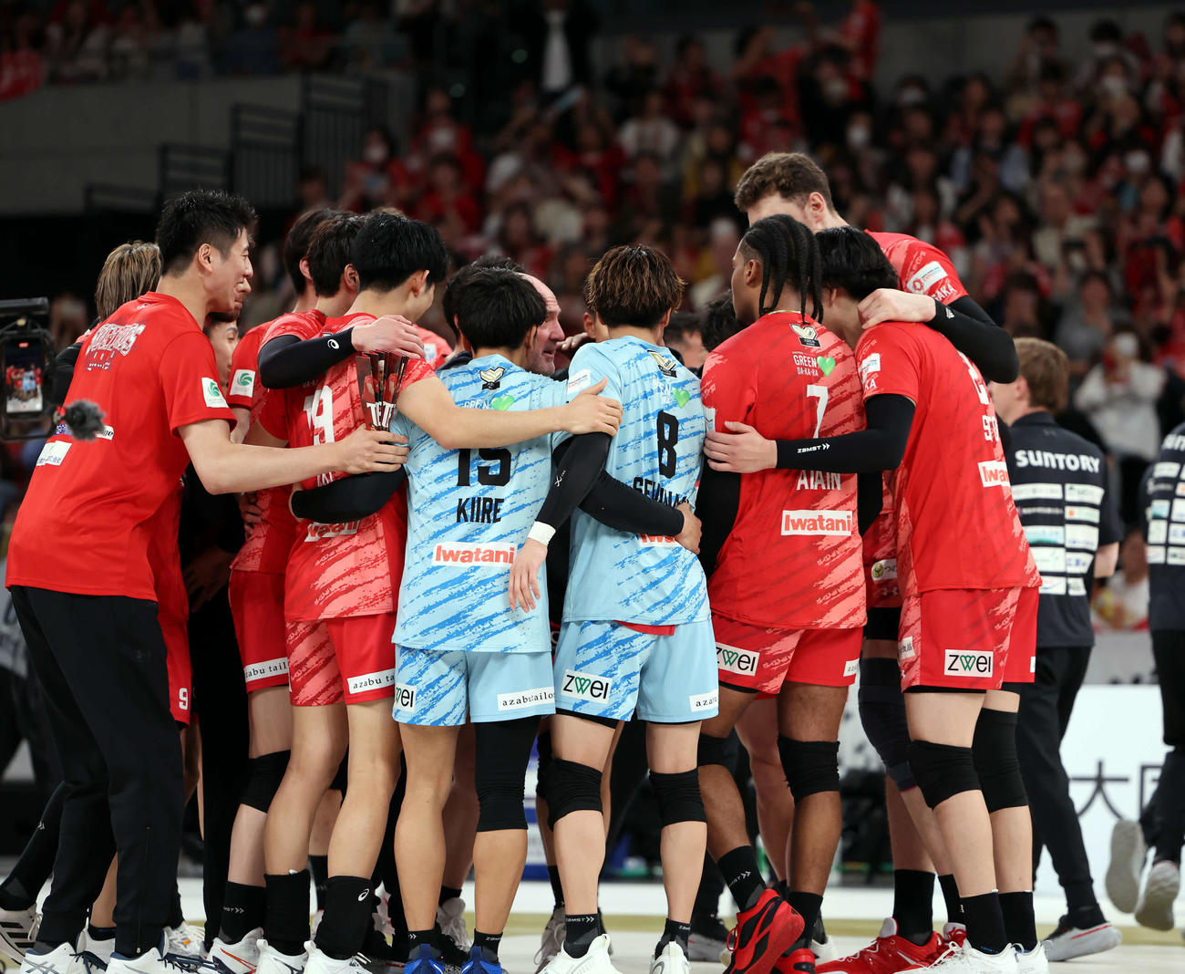 SVリーグ男子チャンピオンシップファイナル　ゲーム1　サントリー対愛知　試合に勝利したサントリーはキャットヘッドコーチ中心に集まり勝利を喜んだ（撮影・山本朝陽）