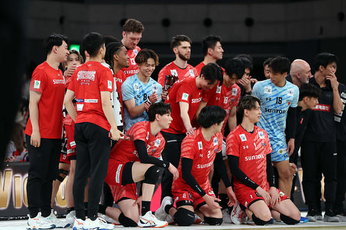 SVリーグ男子チャンピオンシップファイナル ゲーム1 サントリー対愛知 試合に勝利し記念撮影を行うサントリー(撮影・山本朝陽)