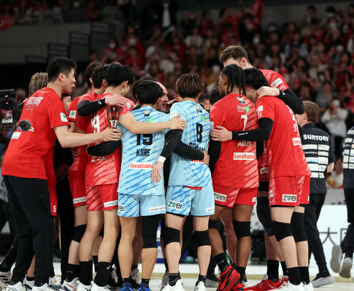 SVリーグ男子チャンピオンシップファイナル ゲーム1 サントリー対愛知 試合に勝利したサントリーはキャットヘッドコーチ中心に集まり勝利を喜んだ(撮影・山本朝陽)
