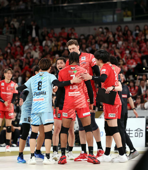 SVリーグ男子チャンピオンシップファイナル ゲーム1 サントリー対愛知 サントリーは試合に勝利し喜ぶ(撮影・山本朝陽)
