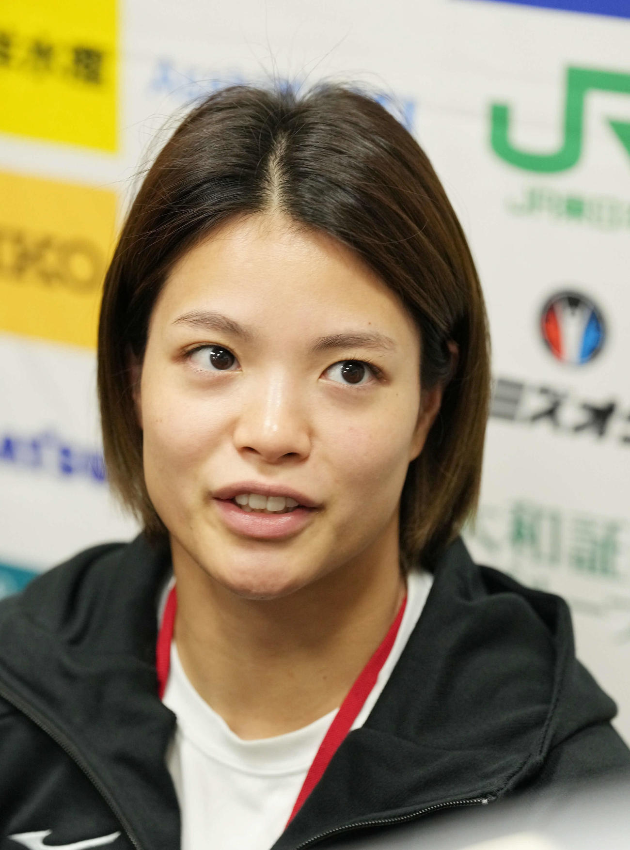 練習を前に会見する阿部詩（撮影・小沢裕）