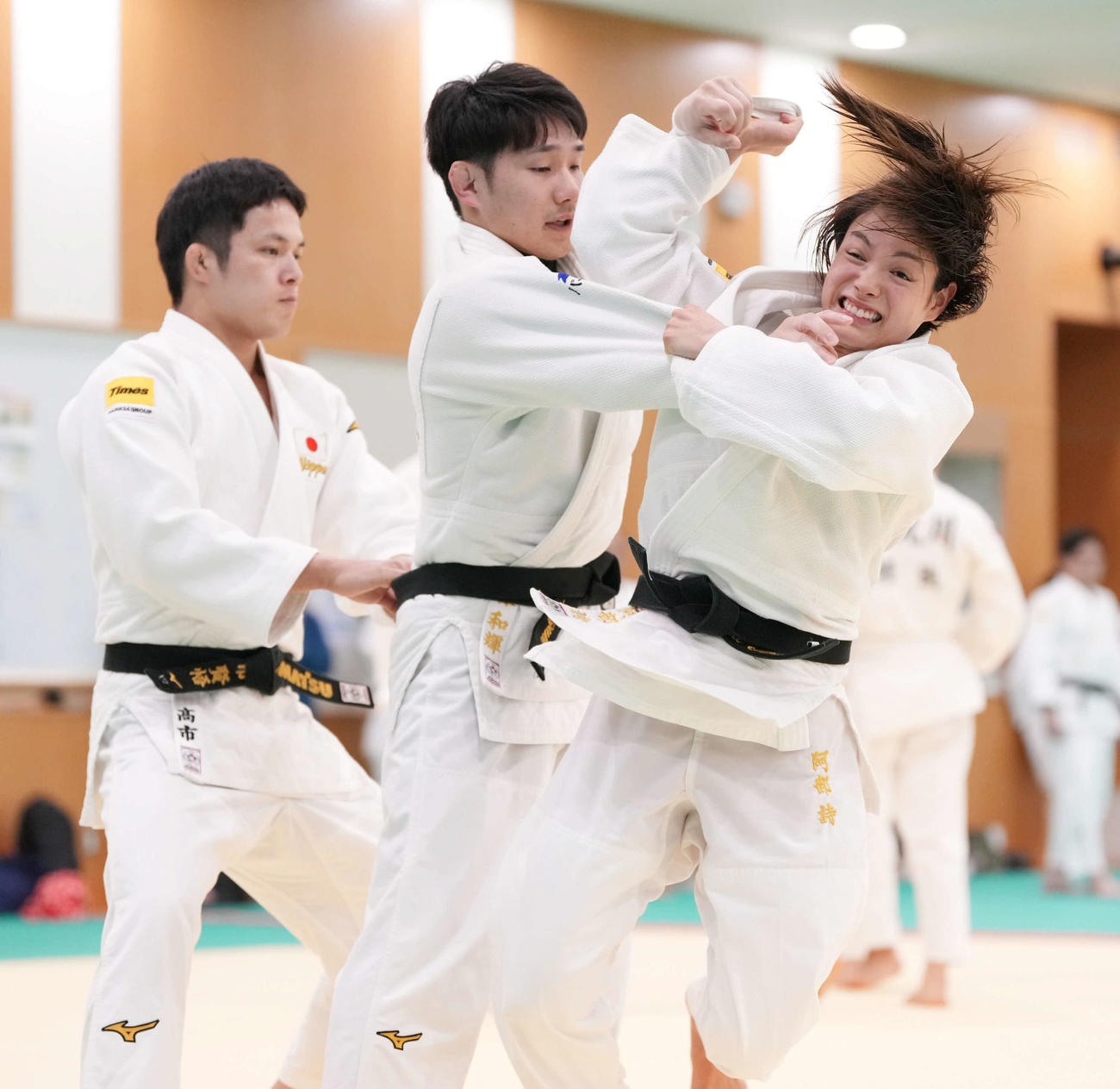 公開稽古で負荷を掛けた状態で一本背負いする阿部詩（撮影・小沢裕）