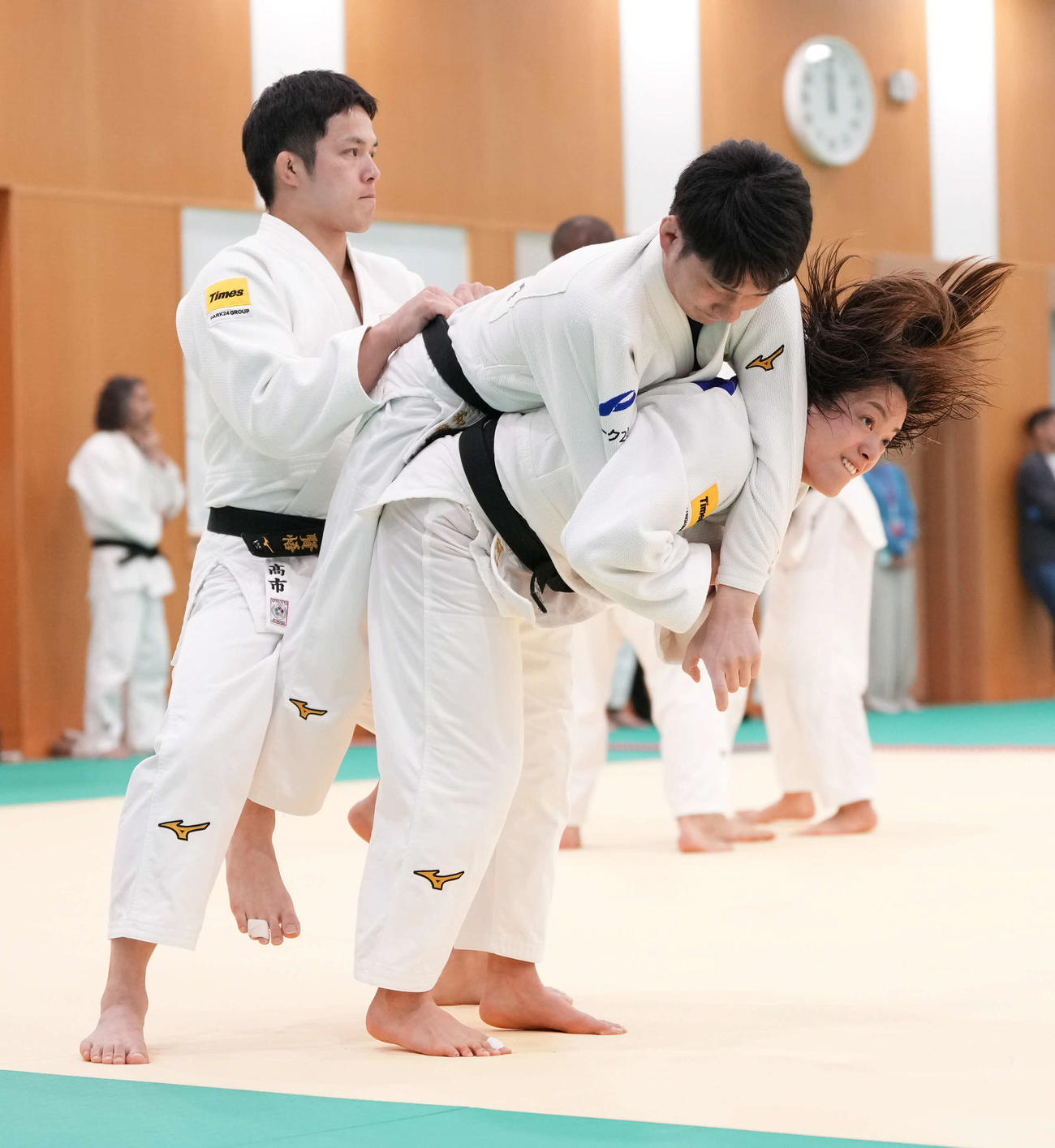 公開稽古で負荷を掛けた状態で一本背負いする阿部詩（撮影・小沢裕）