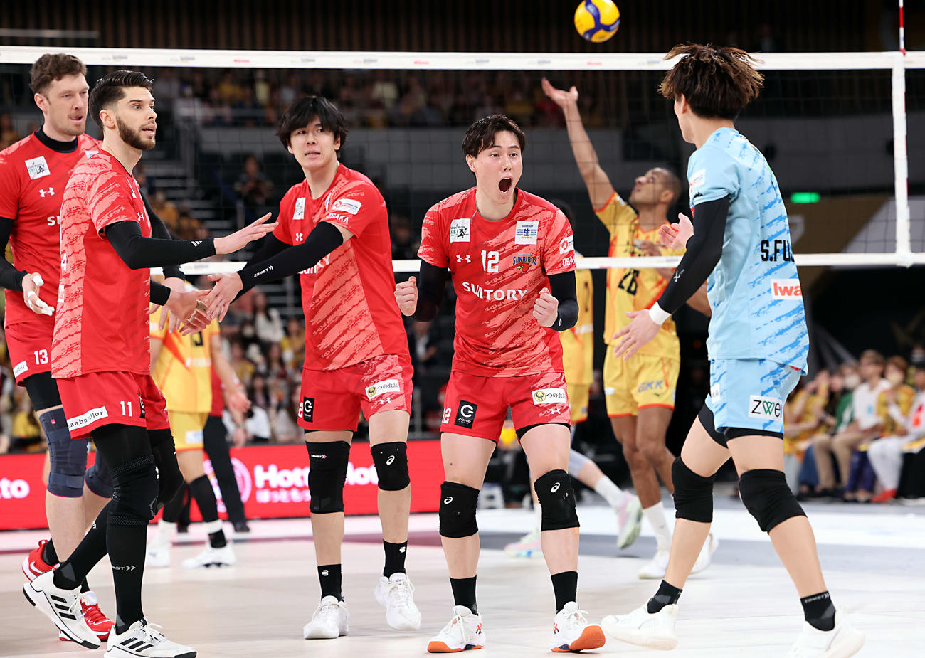 SVリーグ男子チャンピオンシップファイナル　ゲーム1　サントリー対愛知　第1セット、サントリーの高橋は得点後ガッツポーズを見せる（撮影・山本朝陽）