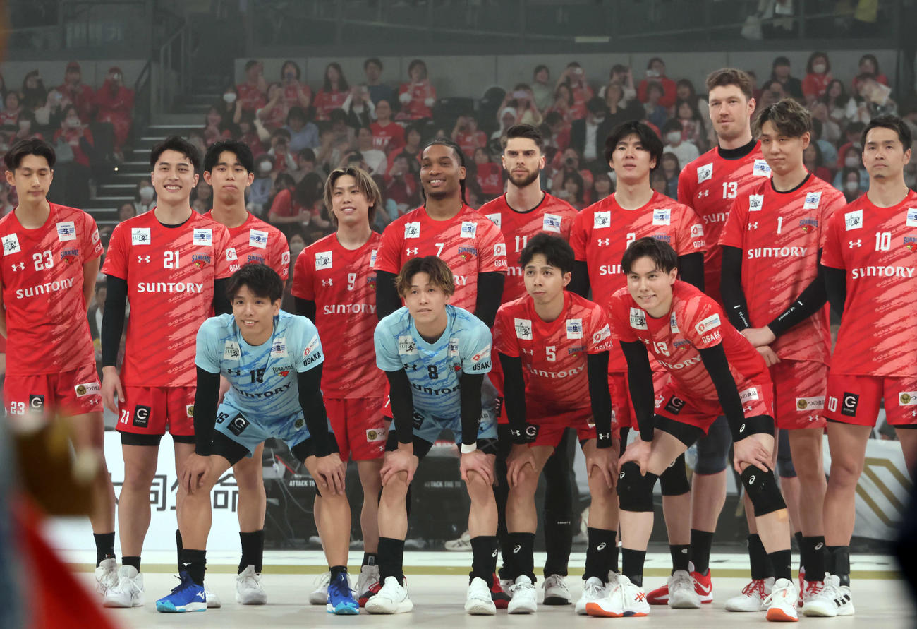 SVリーグ男子チャンピオンシップファイナル　ゲーム1　サントリー対愛知　試合前に記念撮影をするサントリー（撮影・山本朝陽）