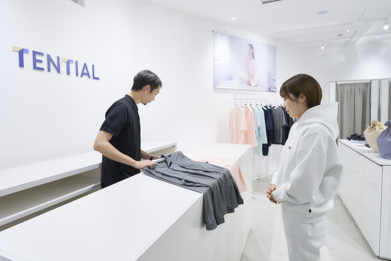 TENTIAL表参道ヒルズPOPUPオープン初日、記念イベントで来店した平野美宇（同社提供）