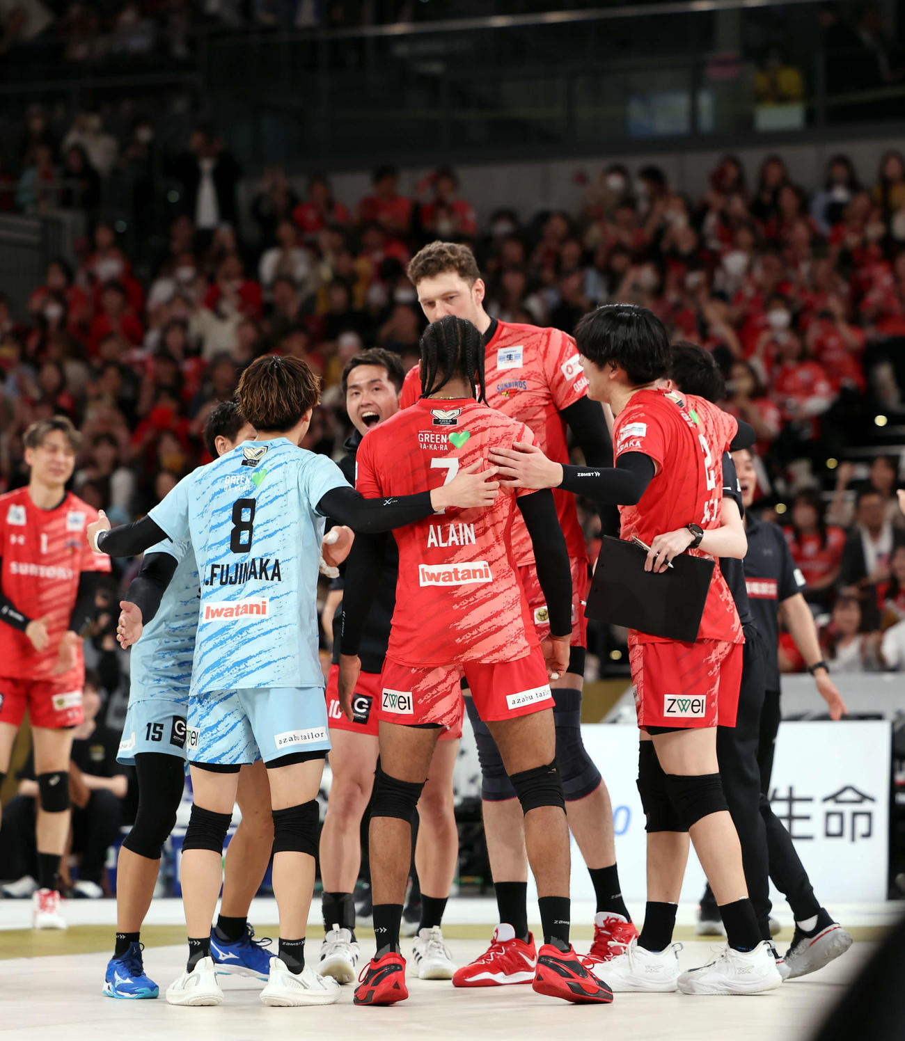 SVリーグ男子チャンピオンシップファイナル　ゲーム1　サントリー対愛知　サントリーは試合に勝利し喜ぶ（撮影・山本朝陽）
