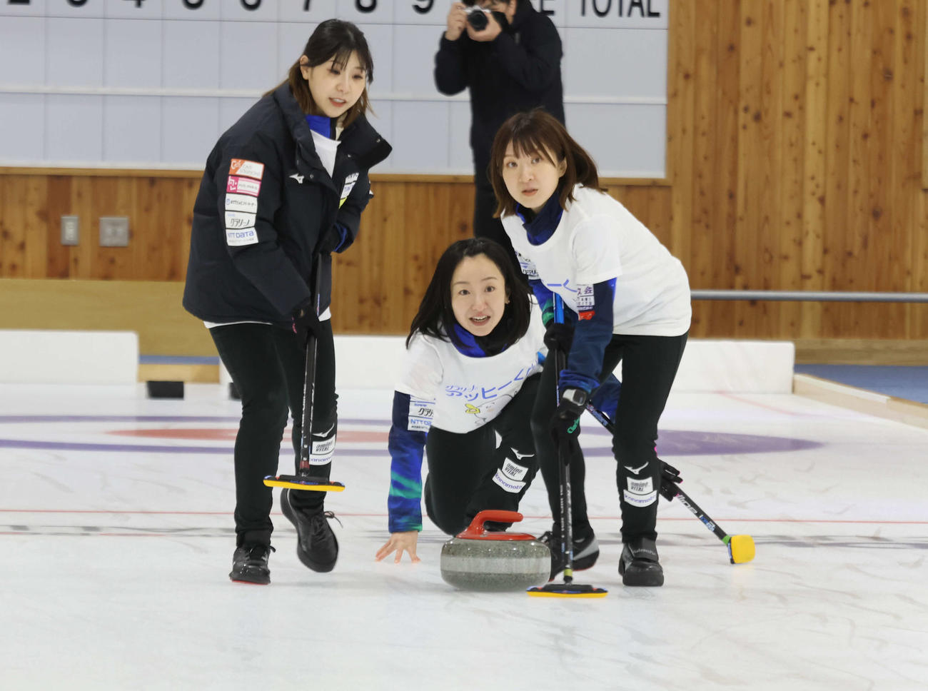 カーリング教室でドローショットを狙うロコ・ソラーレ藤沢（中央）。左は吉田夕、右は鈴木（撮影・保坂果那）