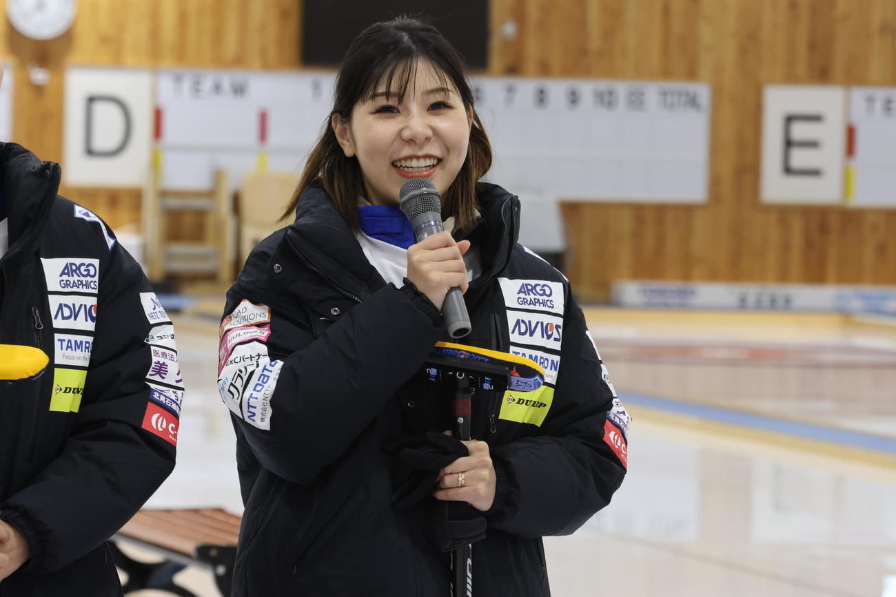 カーリング教室であいさつするロコ・ソラーレ吉田夕（撮影・保坂果那）
