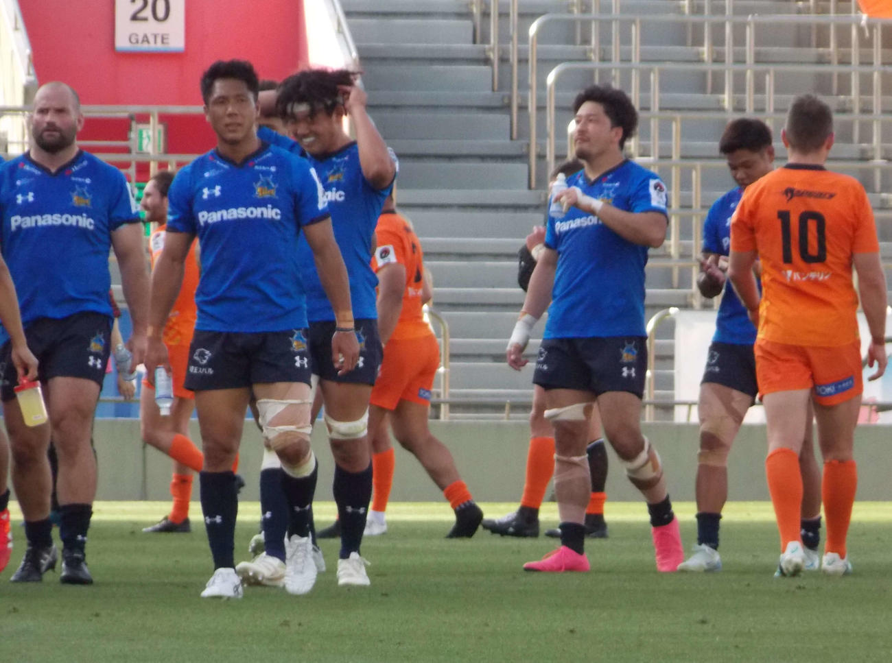 東京ベイ戦にフル出場し、観客席へ向かう埼玉FB山沢拓也（左から2人目）（撮影・松本航）