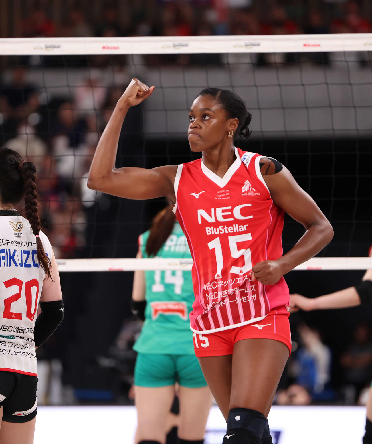 SVリーグ女子チャンピオンシップファイナル　ゲーム2　大阪M対NEC川崎　第2セット、得点後ガッツポーズをする川崎のロレイナ（撮影・山本朝陽）