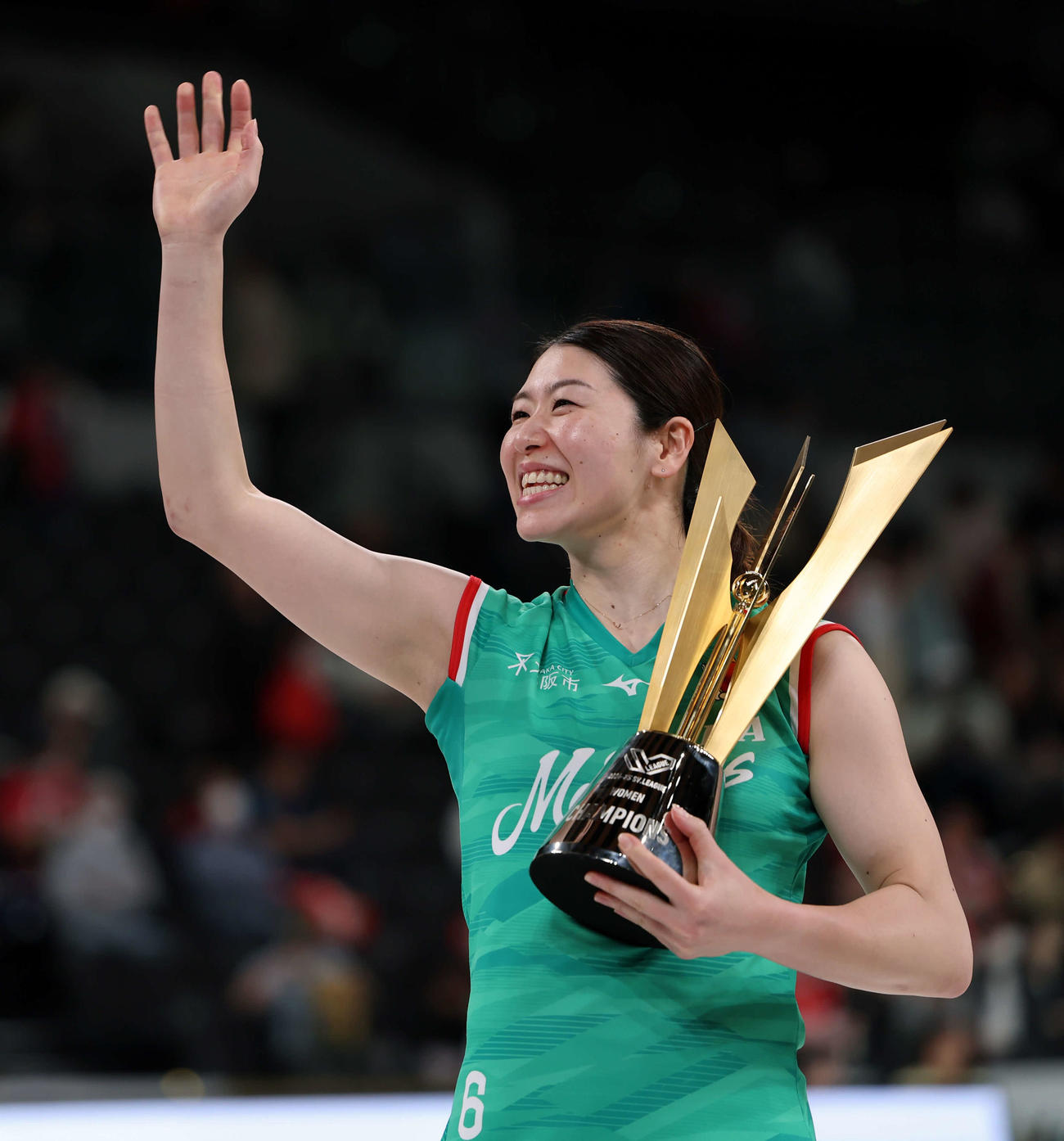 SVリーグ女子チャンピオンシップファイナル　ゲーム2　大阪M対NEC川崎　大阪Mの田中主将はトロフィーを持ち、歓声に応える（撮影・山本朝陽）