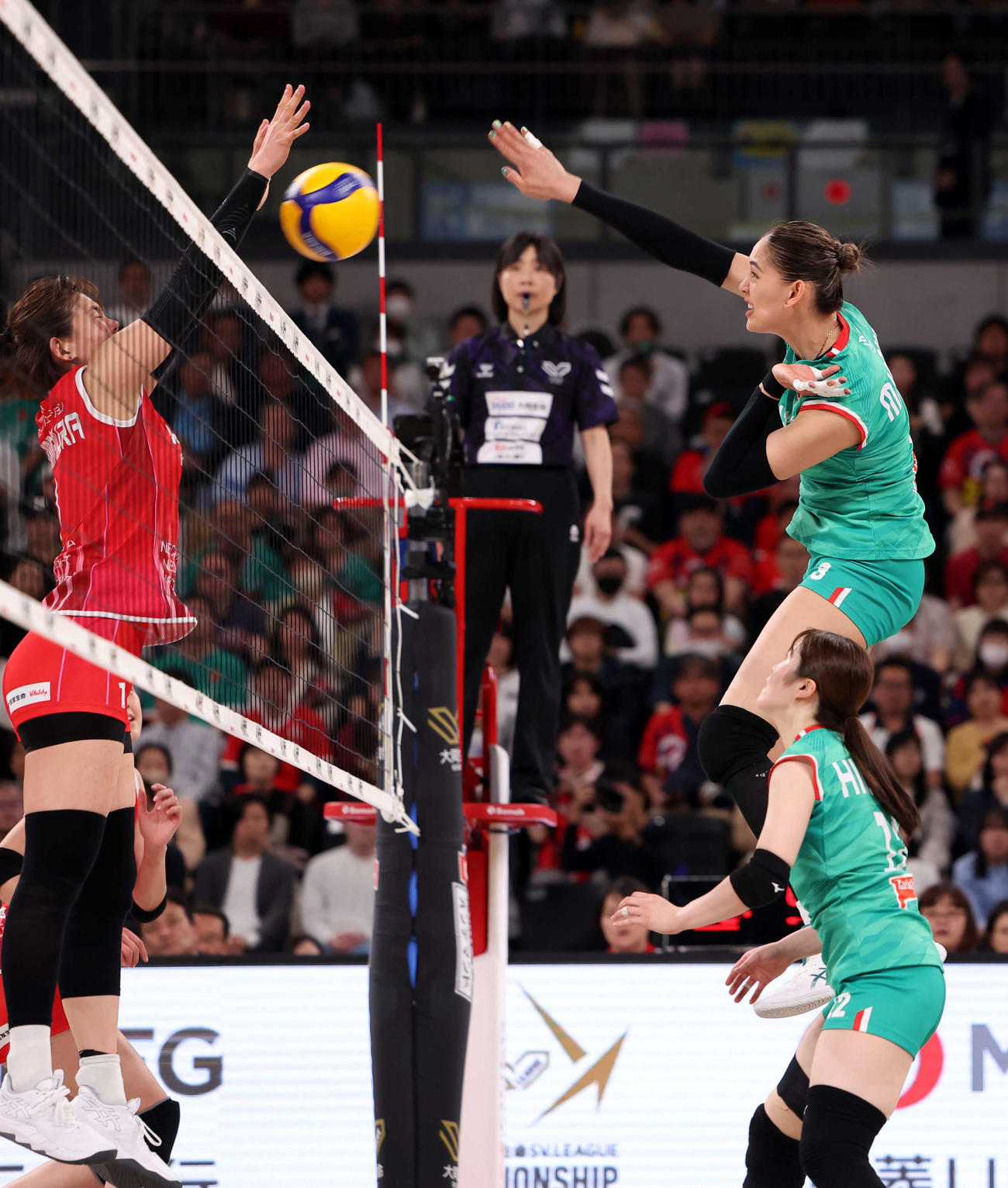 SVリーグ女子チャンピオンシップファイナル　ゲーム2　大阪M対NEC川崎　第2セット、大阪Mの蓑輪幸（右上）はアタックを放つ（撮影・山本朝陽）