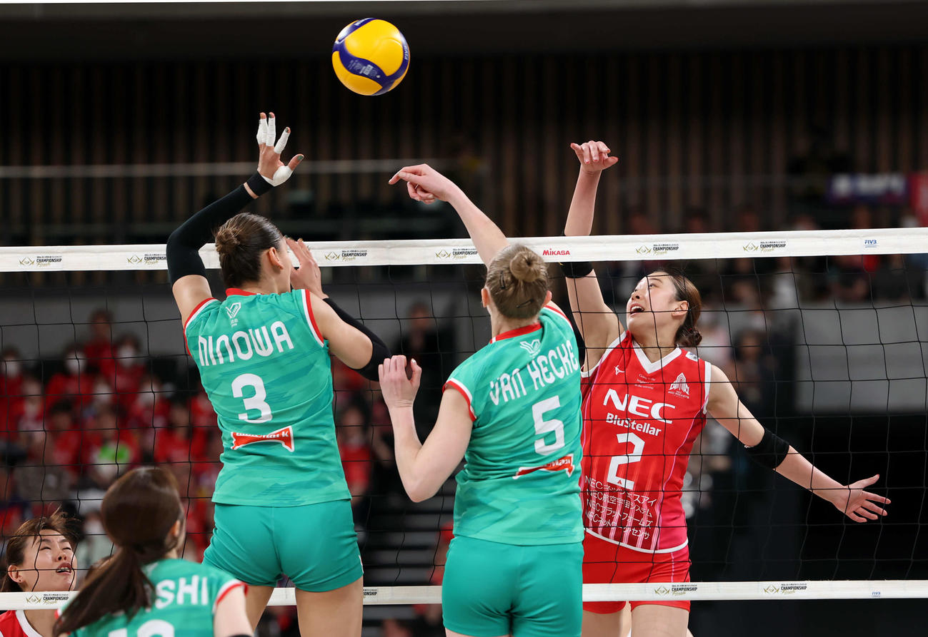 SVリーグ女子チャンピオンシップファイナル　ゲーム2　大阪M対NEC川崎　第1セット、ネット付近で戦う両チーム（撮影・山本朝陽）