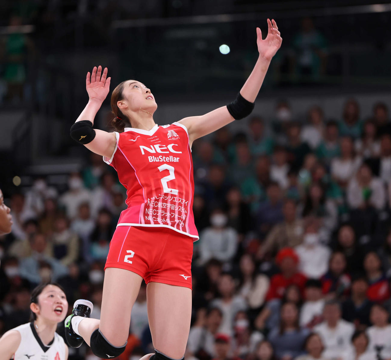 SVリーグ女子チャンピオンシップファイナル　ゲーム2　大阪M対NEC川崎　第2セット、アタックを放つ川崎の佐藤（撮影・山本朝陽）