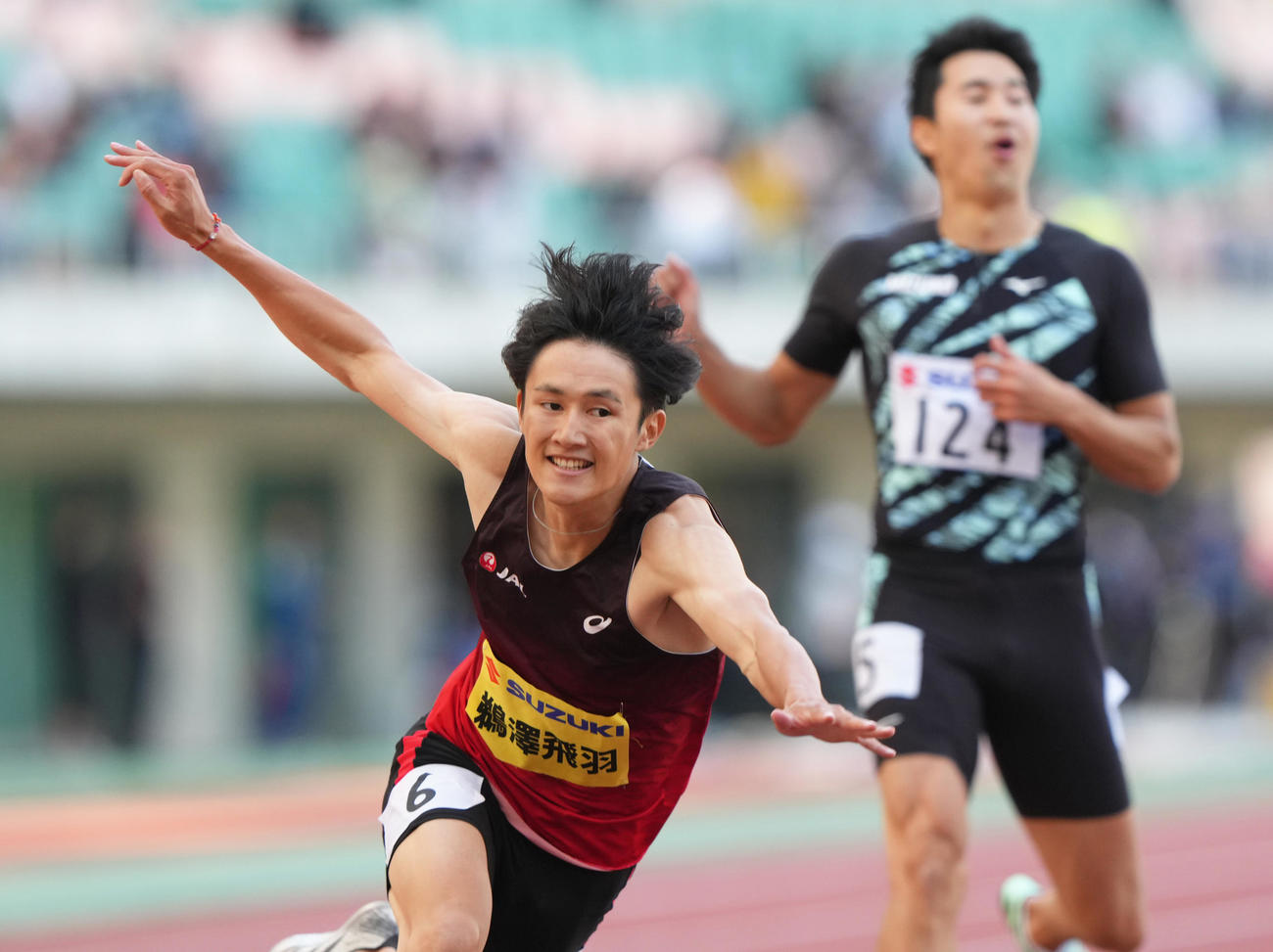 男子200メートル決勝のゴール後、勢い余って転倒する鵜沢（撮影・足立雅史）