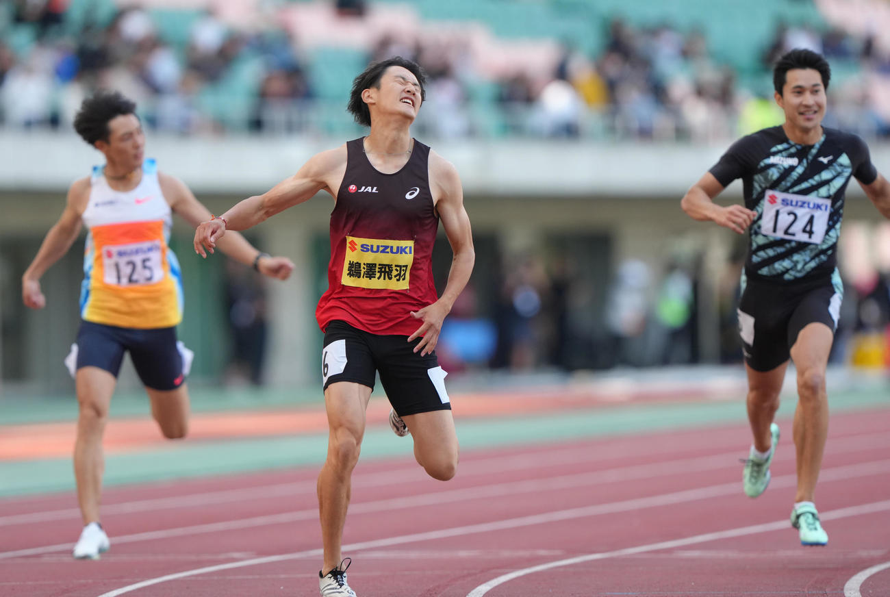 男子200メートル決勝で優勝するも、記録を見て悔しがる鵜沢（中央）。左は7位上山、右は2位飯塚（撮影・足立雅史）