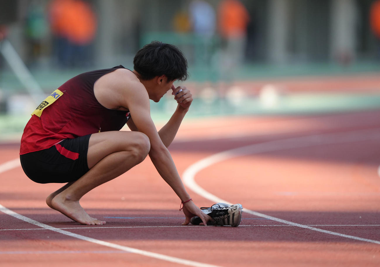男子200メートル決勝で優勝するも悔しそうな様子を見せる鵜沢（撮影・足立雅史）