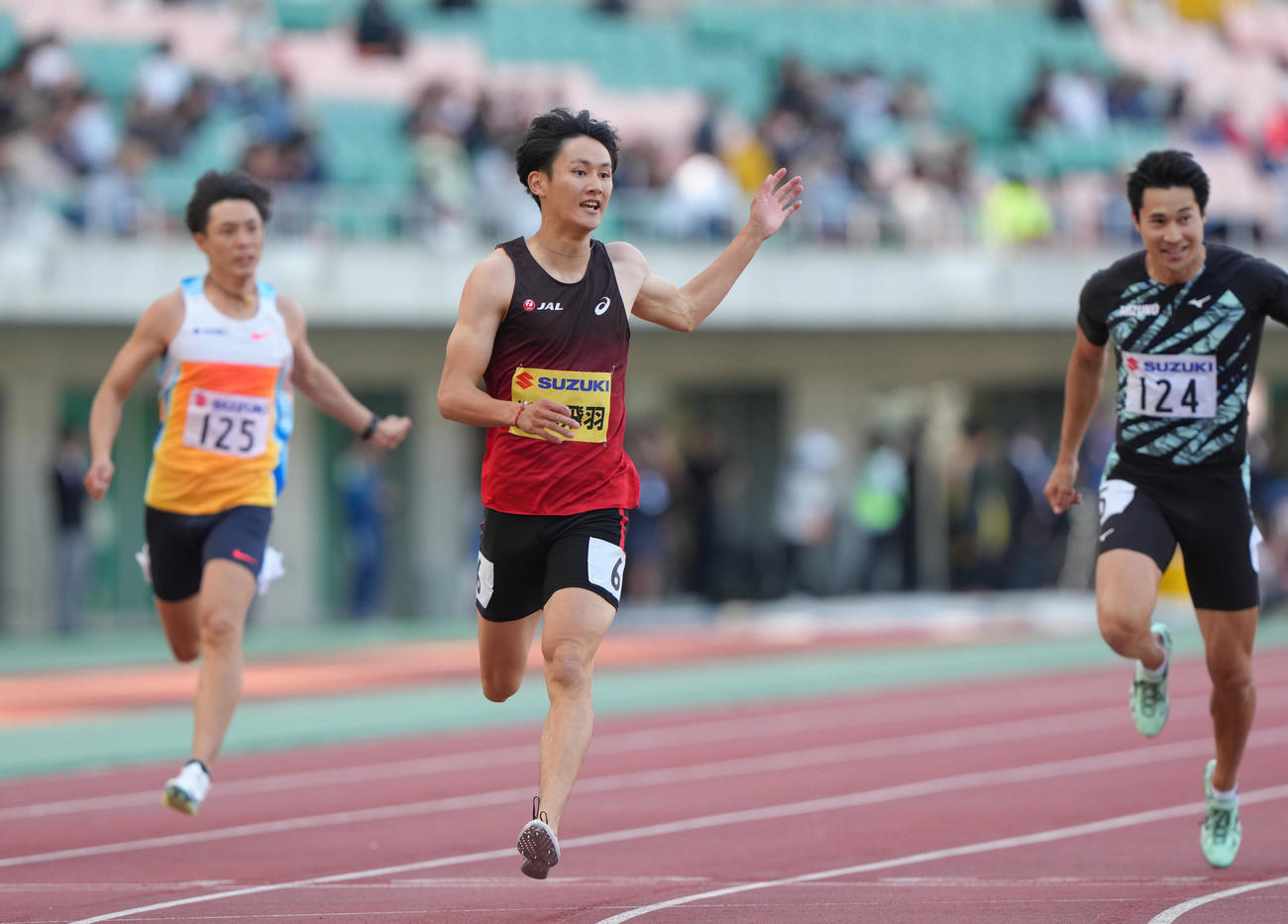 男子200メートル決勝で優勝した鵜沢（中央）。左は7位上山、右は2位飯塚（撮影・足立雅史）