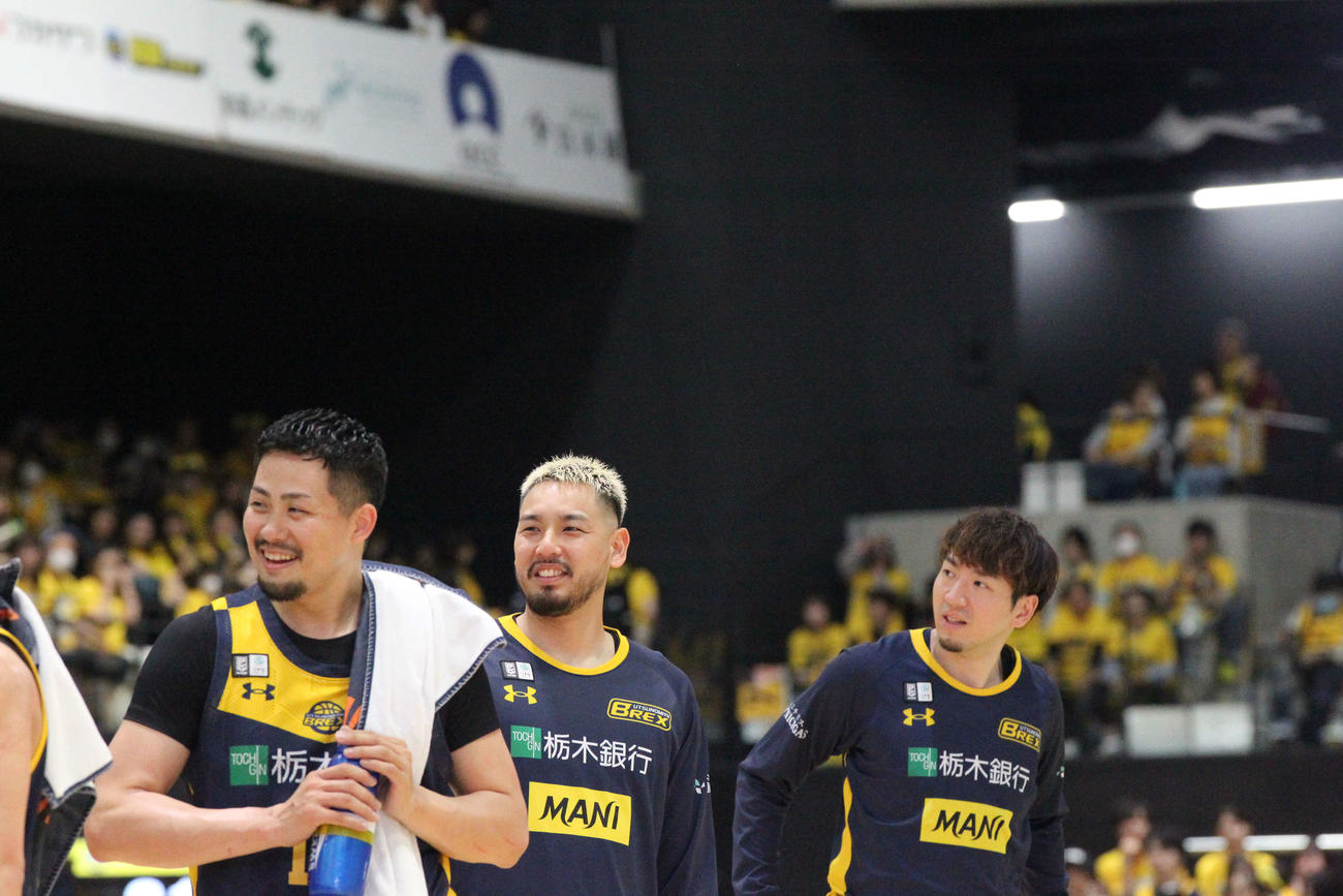 宇都宮対越谷　効果的な3点シュートを3本決めた宇都宮の遠藤祐亮（中）は試合後に笑顔。右は比江島慎、左は鵤誠司（撮影・沢田啓太郎）