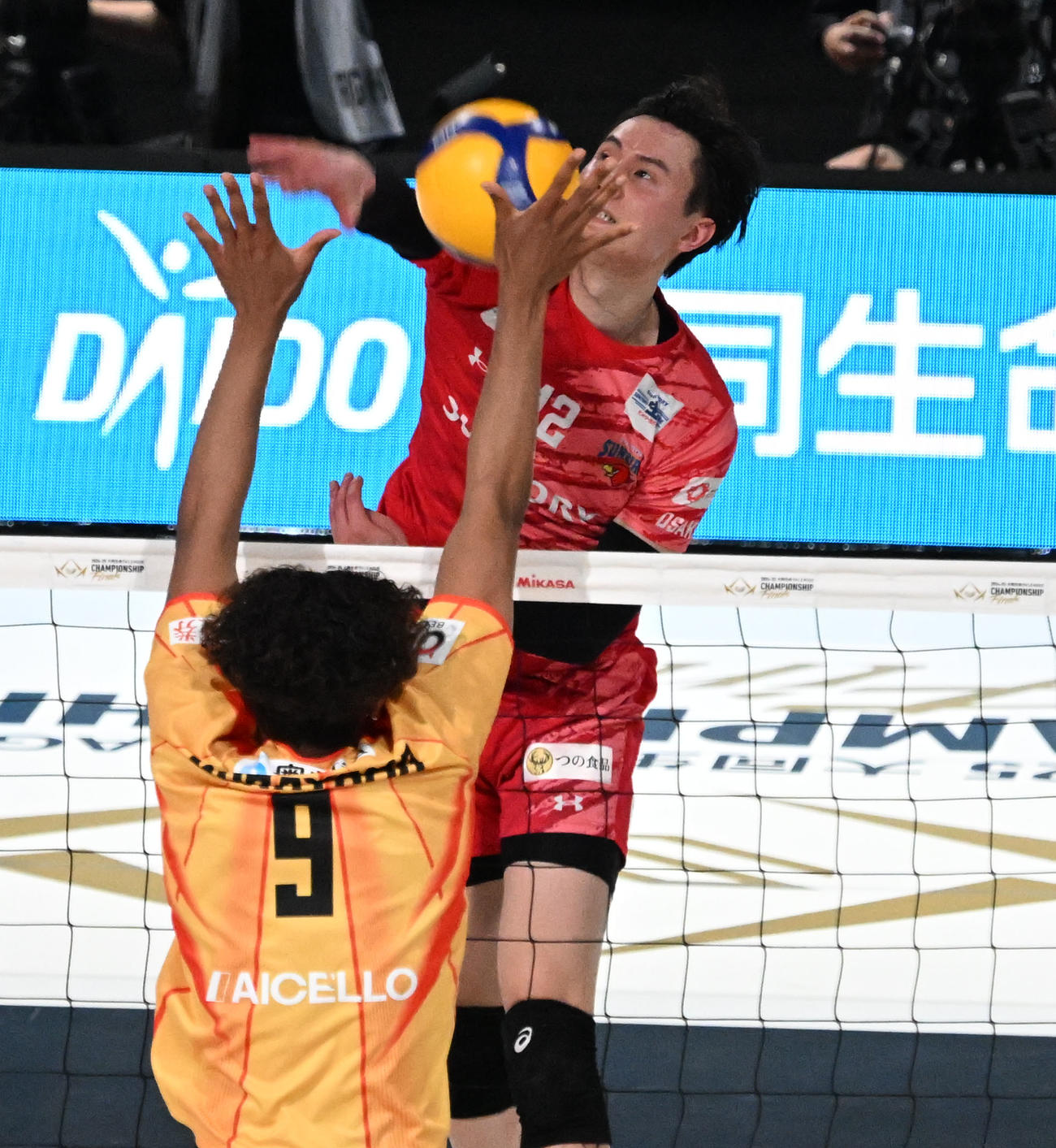 SVリーグ　サントリー対愛知　第2セット、スパイクを決めるサントリーの高橋藍（撮影・千葉一成）