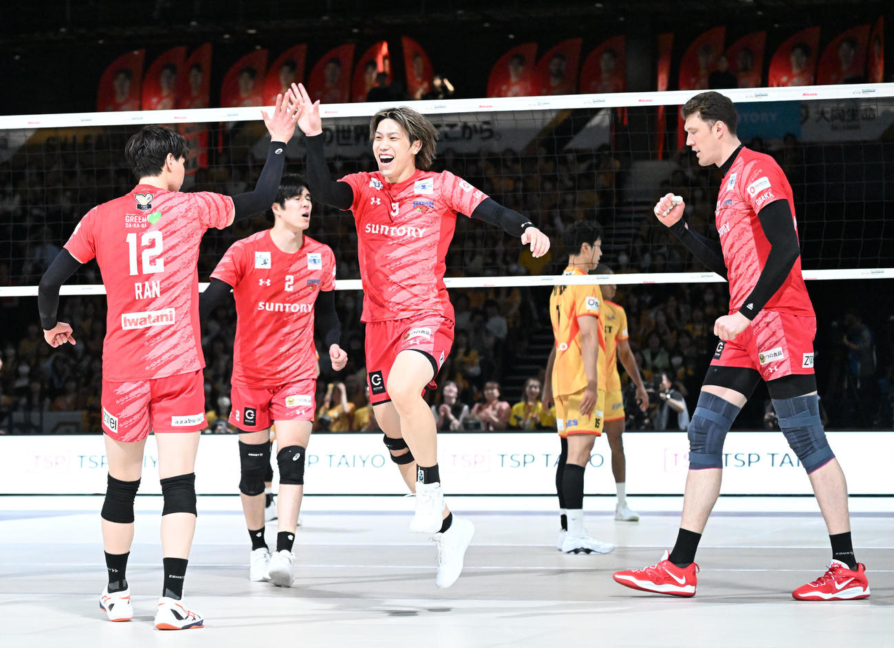 SVリーグ　サントリー対愛知　第1セット、ムセルスキー（右）がスパイクを決め、喜ぶ高橋藍（左）と喜ぶ大宅ら（撮影・千葉一成）
