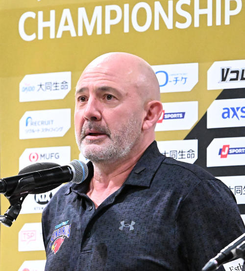 SVリーグ　サントリー対愛知　勝利者インタビューに応えるサントリーのオリビエ・キャット監督（撮影・千葉一成）