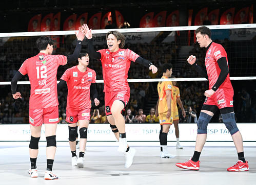 SVリーグ　サントリー対愛知　第1セット、ムセルスキー（右）がスパイクを決め、喜ぶ高橋藍（左）と喜ぶ大宅ら（撮影・千葉一成）