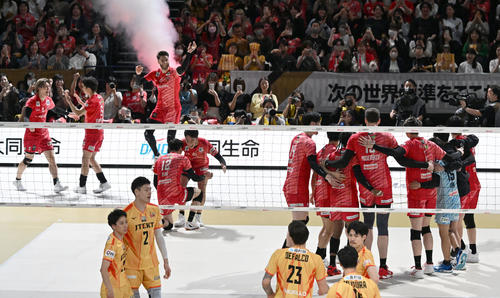 SVリーグ　サントリー対愛知　ストレート勝ちで優勝を決め、喜ぶサントリーの選手たち。手前は肩を落とす愛知の選手（撮影・千葉一成）
