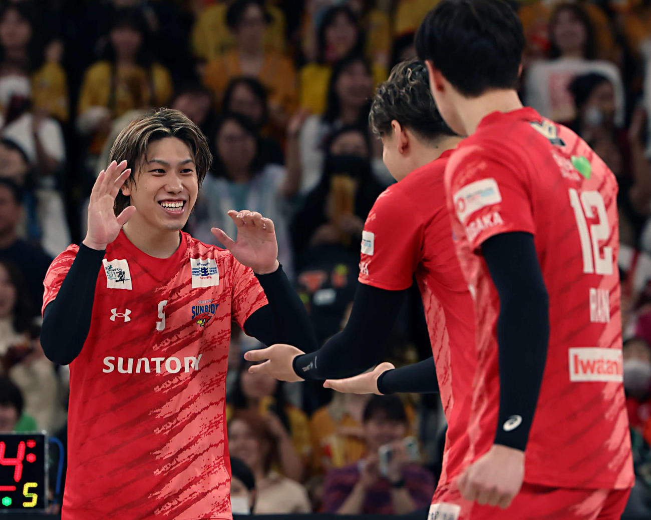 サントリー対愛知　第4セット、得点後ハイタッチをして喜ぶサントリー大宅（左）ら（撮影・山本朝陽）