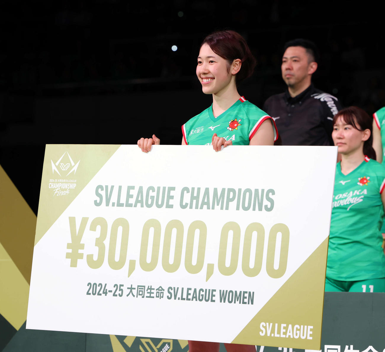 SVリーグ女子チャンピオンシップファイナル　ゲーム2　大阪M対NEC川崎　大阪Mは優勝賞金として3000万円を贈与された。ボードを持つのは塩出（撮影・山本朝陽）