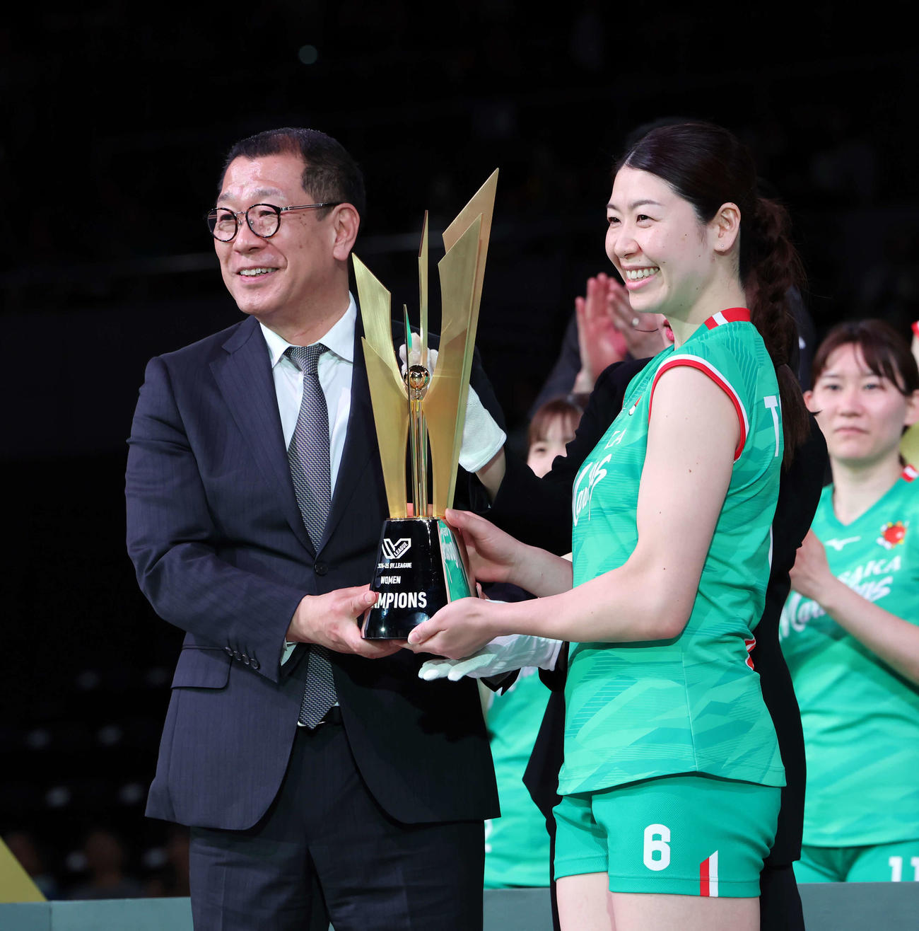 SVリーグ女子チャンピオンシップファイナル　ゲーム2　大阪M対NEC川崎　優勝トロフィーを受け取る田中（右）と贈与する大河チェアマ（撮影・山本朝陽）